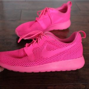 hot pink nike roshe